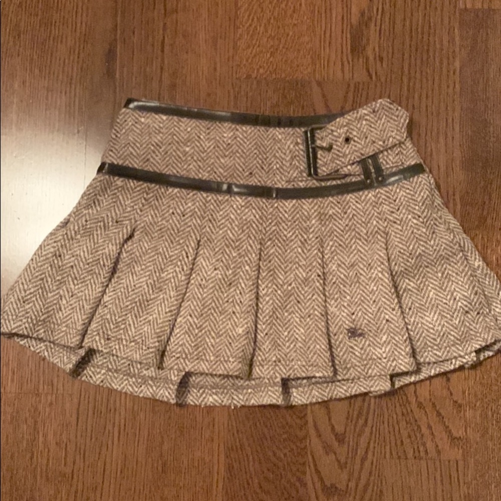 Vintage Burberry skirt size 36. Measurements 73 1/2 Around waist and 34 largest.